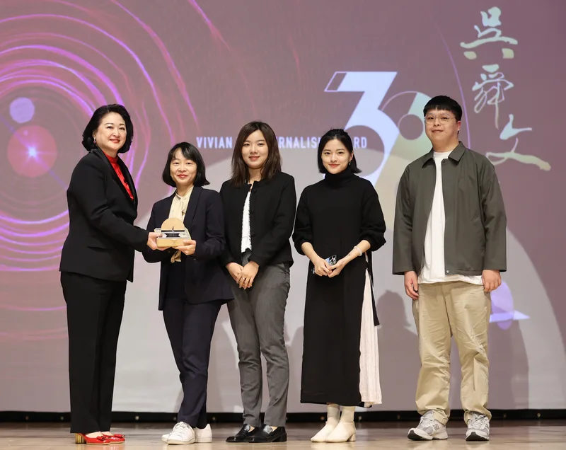 第38屆吳舜文新聞獎5日在新北市新店區舉行頒獎典禮,裕隆董事長嚴陳莉蓮(左1)出席擔任頒獎人。中央社