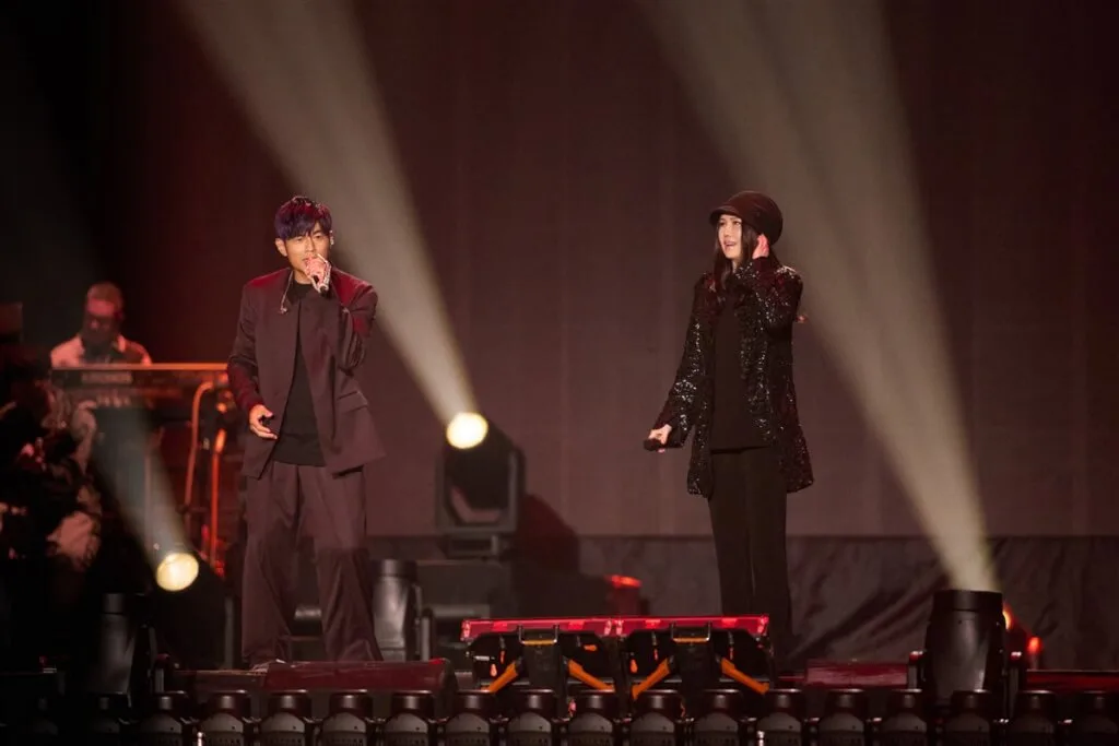 周杰倫(左)5日在大巨蛋舉辦「嘉年華」演唱會,並邀請「二姐」江蕙(右)擔任嘉賓,2人合唱「星晴」、「煙花易冷」、「菊花台」等經典歌曲。杰威爾提供