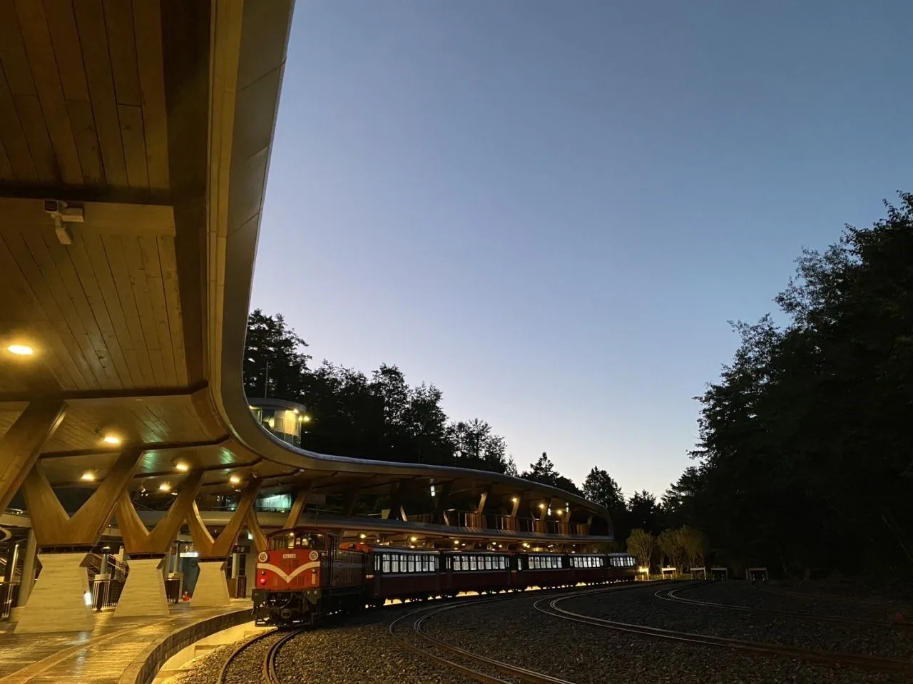 祝山車站淩晨觀日列車。阿里山林業鐵路及文化資產管理處提供