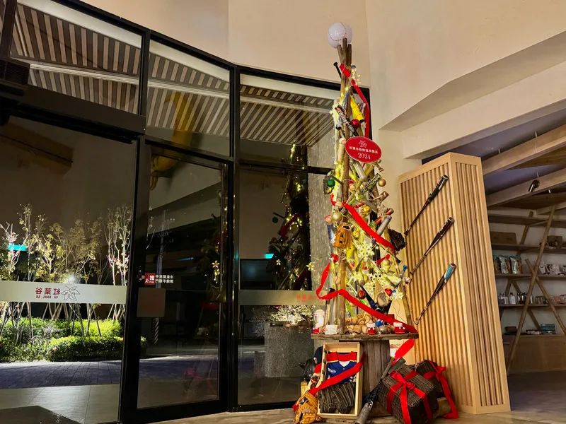 台東紅葉谷綠能溫泉園區和紅葉部落居民,以淘汰的球棒、手套等球具搭建逾3米高的耶誕樹。中央社