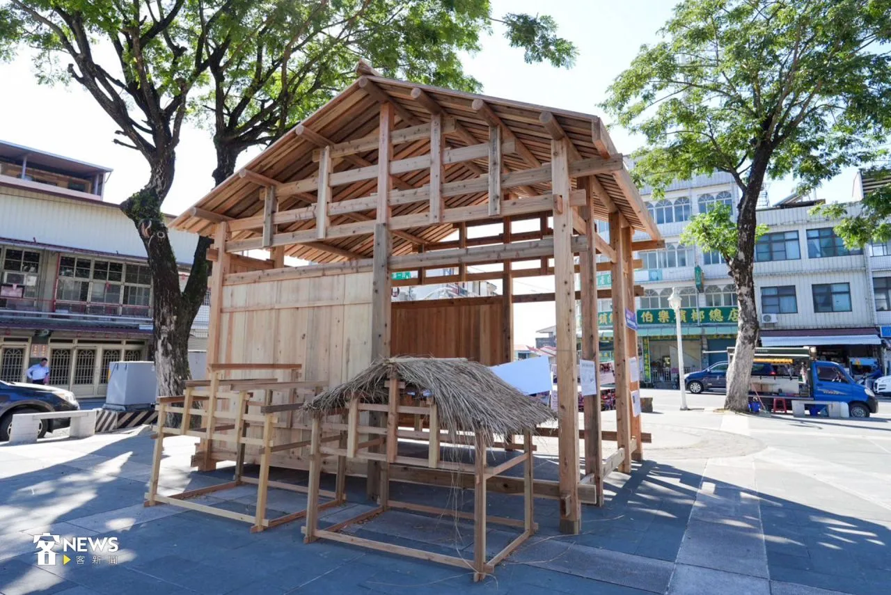 新福廠放置在美濃文創中心廣場，讓大家參觀。蔡依璇攝