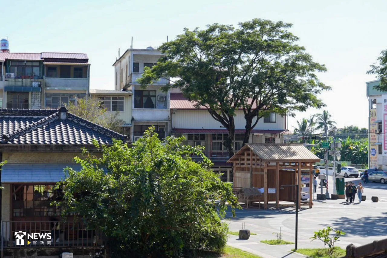 新福廠放置在美濃文創中心廣場，讓大家參觀。蔡依璇攝