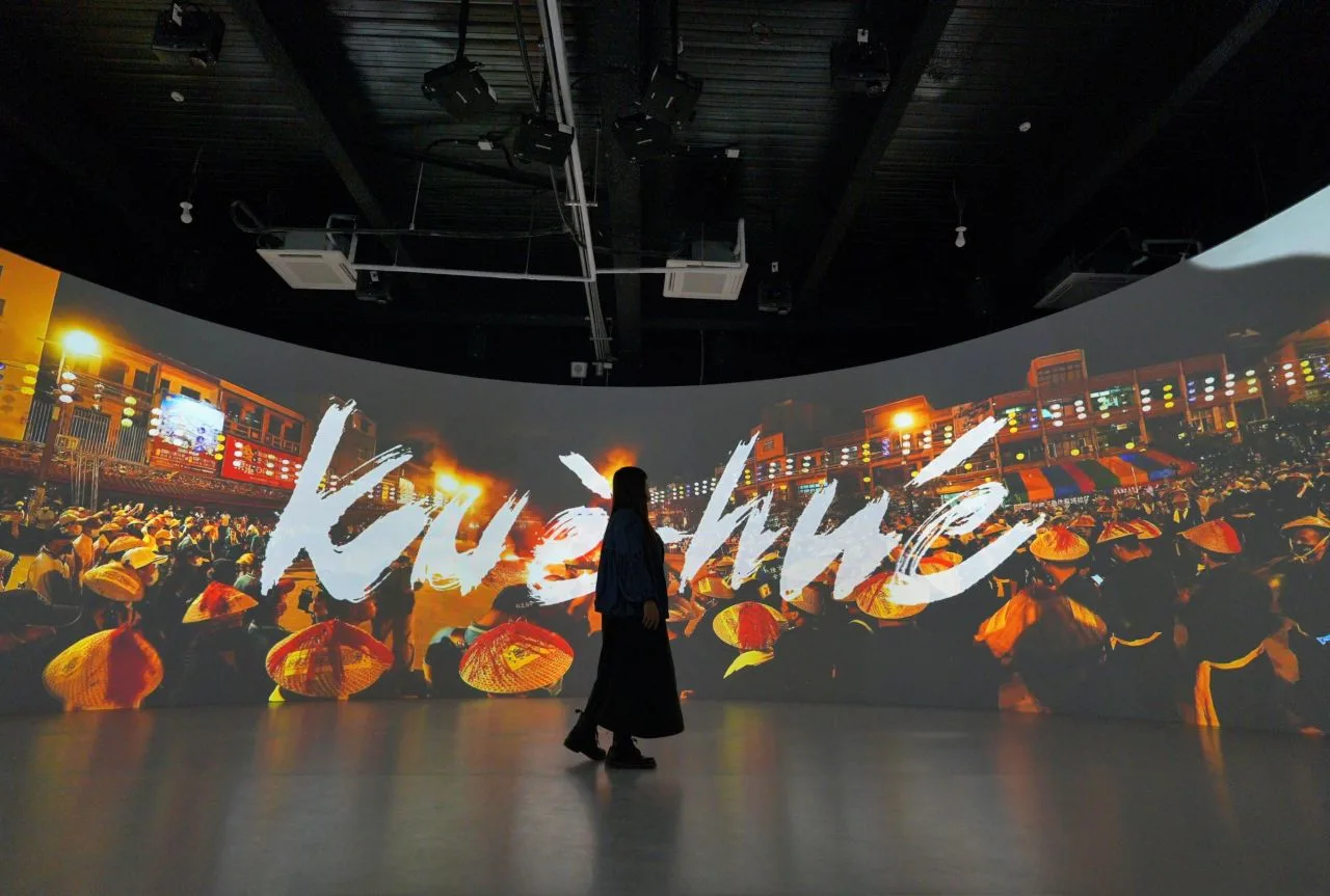 屏東縣王船文化館將於12月27日開館。以東港辛丑、甲辰正科王船平安祭典為素材的360度沉浸式劇場,屆時將首度公開。屏東縣政府提供