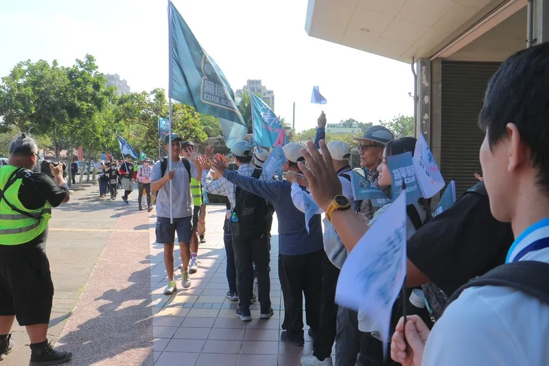 黑熊民防教育協會發起「台灣主站派、接力護台灣」活動,徒步隊伍6日抵竹南火車站,成員互相擊掌為彼此加油打氣。中央社