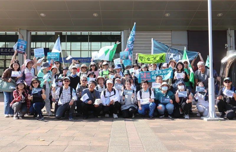 「台灣主站派、接力護台灣」活動,隊伍6日中午在台鐵竹南車站前會合重整後,約莫50人持續往北遊行。中央社