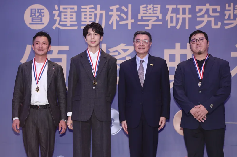 ，行政院長卓榮泰（右2）親自表揚巴黎奧運台灣選手，女子拳擊57公斤級金牌得主林郁婷（左2）與教練曾自強（左）、劉宗泰（右）獲頒一等一級國光獎章。中央社