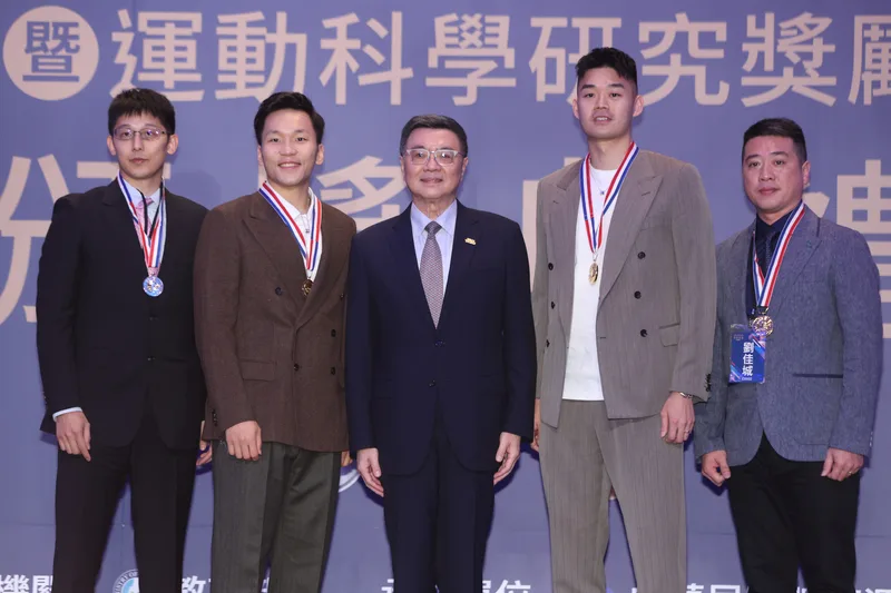 行政院長卓榮泰（右3）出席表揚巴黎奧運台灣選手，羽球「黃金男雙」組合王齊麟（右2）、李洋（左2）與教練陳宏麟（左）、劉佳城（右）獲頒一等一級國光獎章。中央社