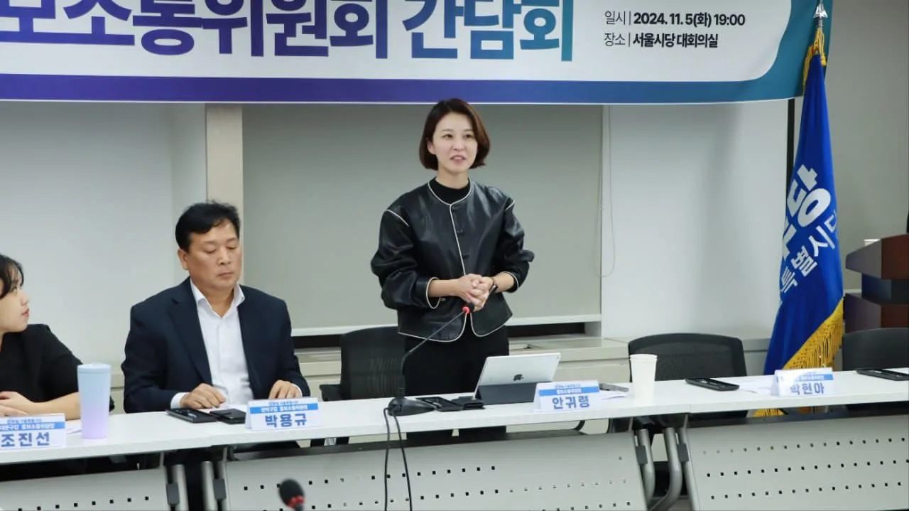 韓國在野黨發言人安貴朎（右一）在韓國宣布戒嚴當晚，抓住軍人的槍管、力阻軍隊進入國會，意外成為反抗戒嚴象徵。翻攝自臉書안귀령