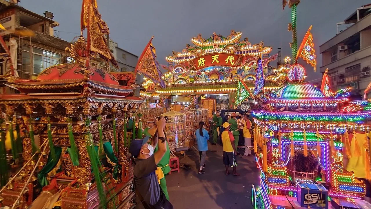 辛丑年(2013)東港迎王,七角頭神轎在東隆宮廟埕前讓民眾參拜。洪俊傑攝