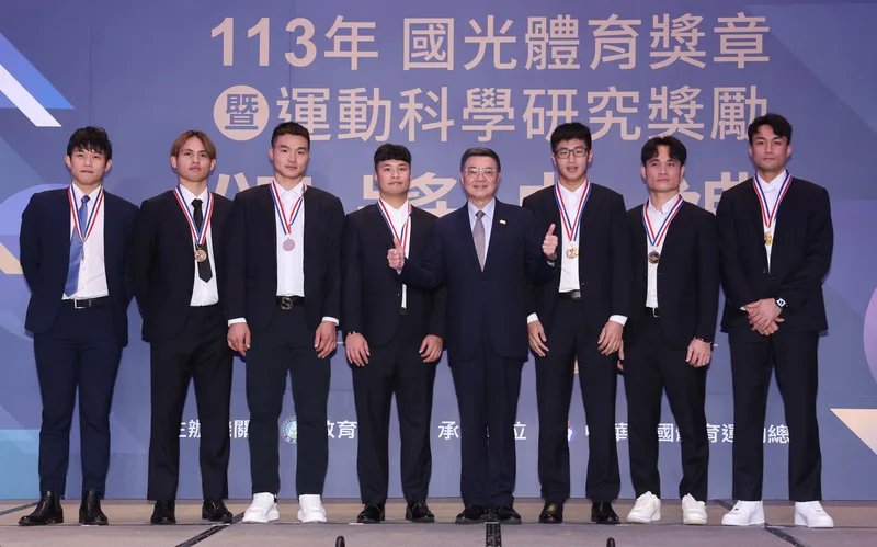 行政院長卓榮泰（右4）表揚世界12強棒球賽台灣隊選手，球員陳冠宇（左起）、張奕、陳柏清、王志煊、莊昕諺（右3）、李凱威（右2）、潘傑楷（右）獲頒一等二級獎章。中央社