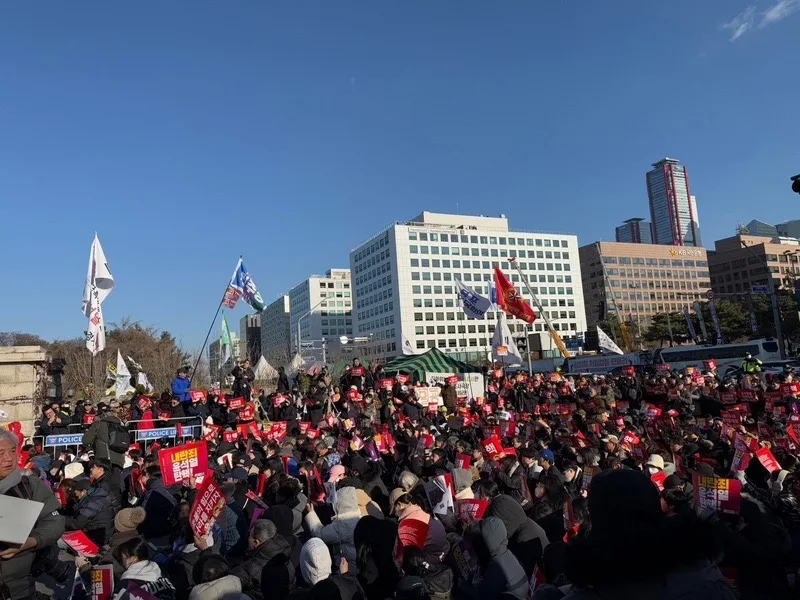 韓國民眾聚集國會議場外,要求宣布戒嚴令的尹錫悅下台。中央社