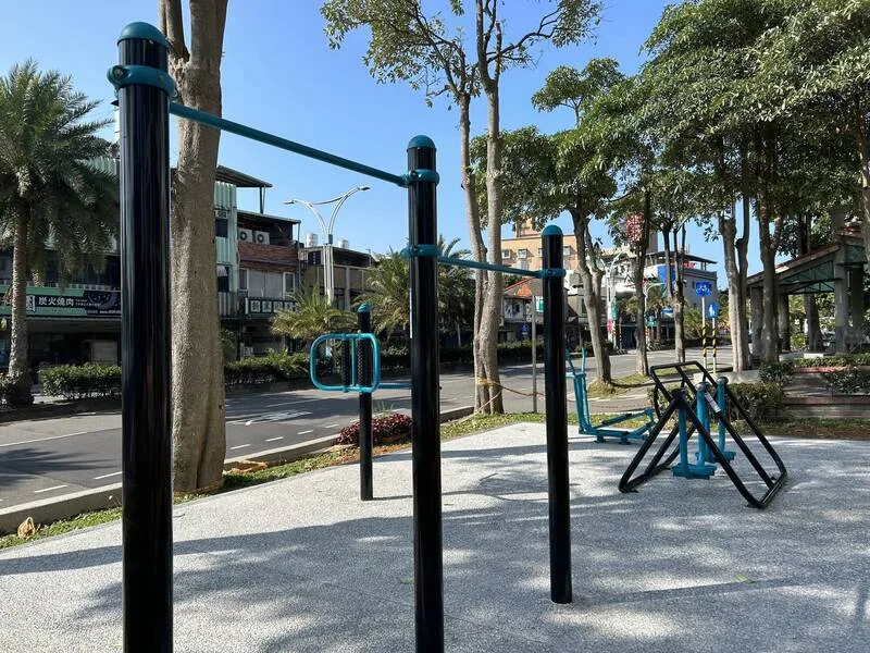 民眾只要正確使用體健設備,公園就如同一座小型健身房。淡水區公所提供