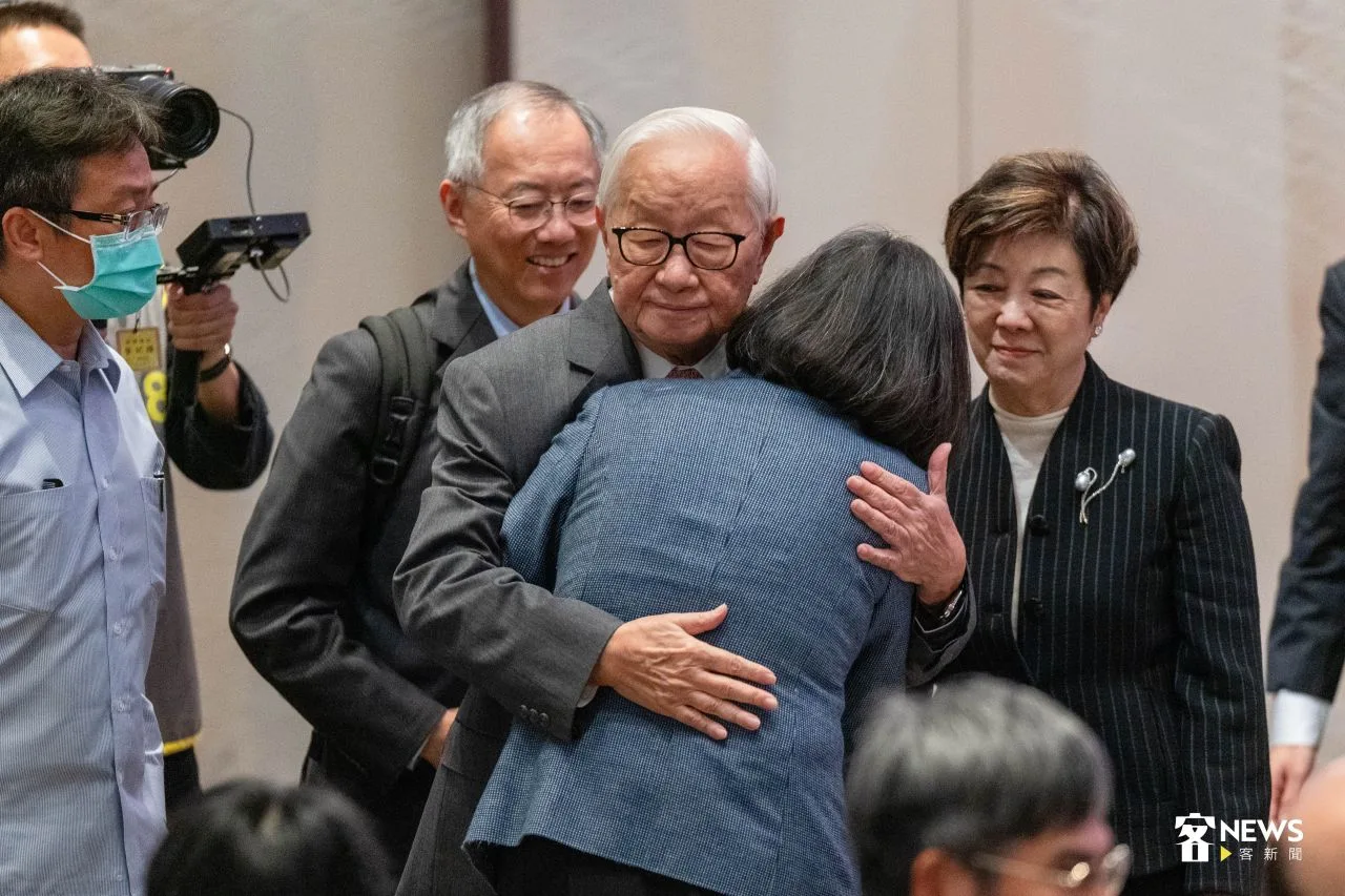 張忠謀分享結束後，與蔡英文前總統擁抱致意。范修語攝