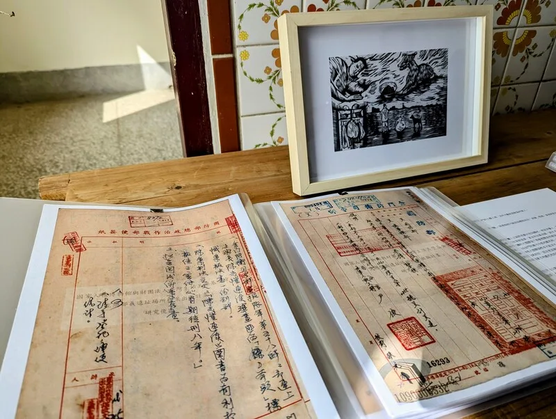 圖為參展藝術家以版畫呈現1969年的「劉光祖案」,劉光祖因健康狀況惡化思鄉,政工認為劉光祖可能叛逃逮捕,後在重審中翻案。中央社