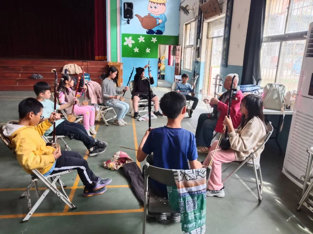 賴義發2024年於北埔國小教胡琴。竹縣府提供