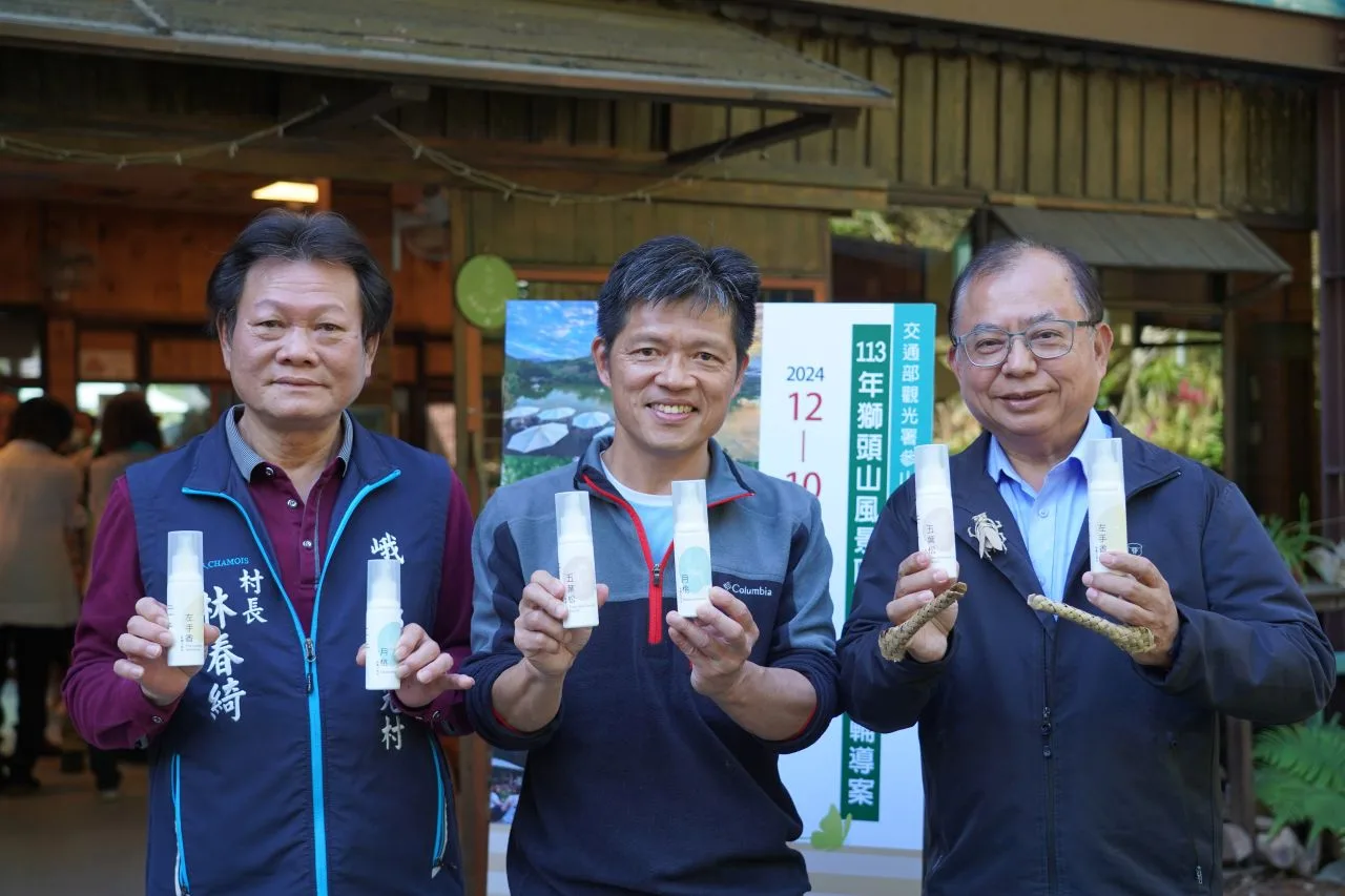參山處長曹忠猷（右）與新竹峨眉十二寮業者，一起推廣在地農產。參山處提供