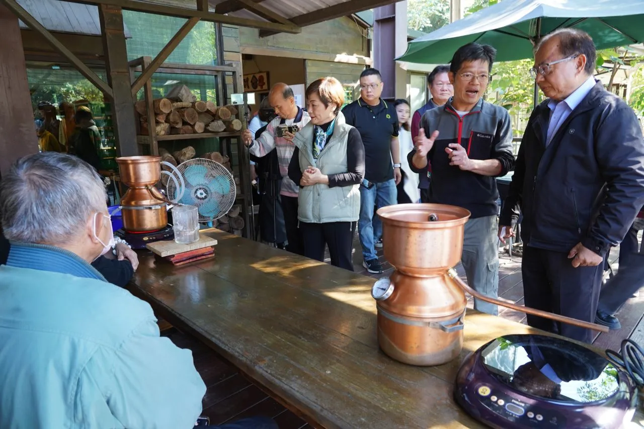 參山處10日赴新竹峨眉十二寮「時光村」創新農村，輔導品牌業者。參山處提供