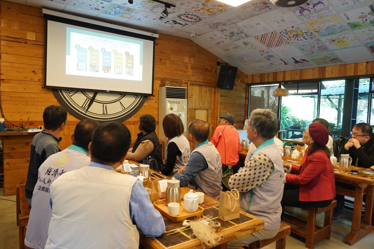 參山處10日赴新竹峨眉十二寮「時光村」創新農村體驗觀賞。參山處提供