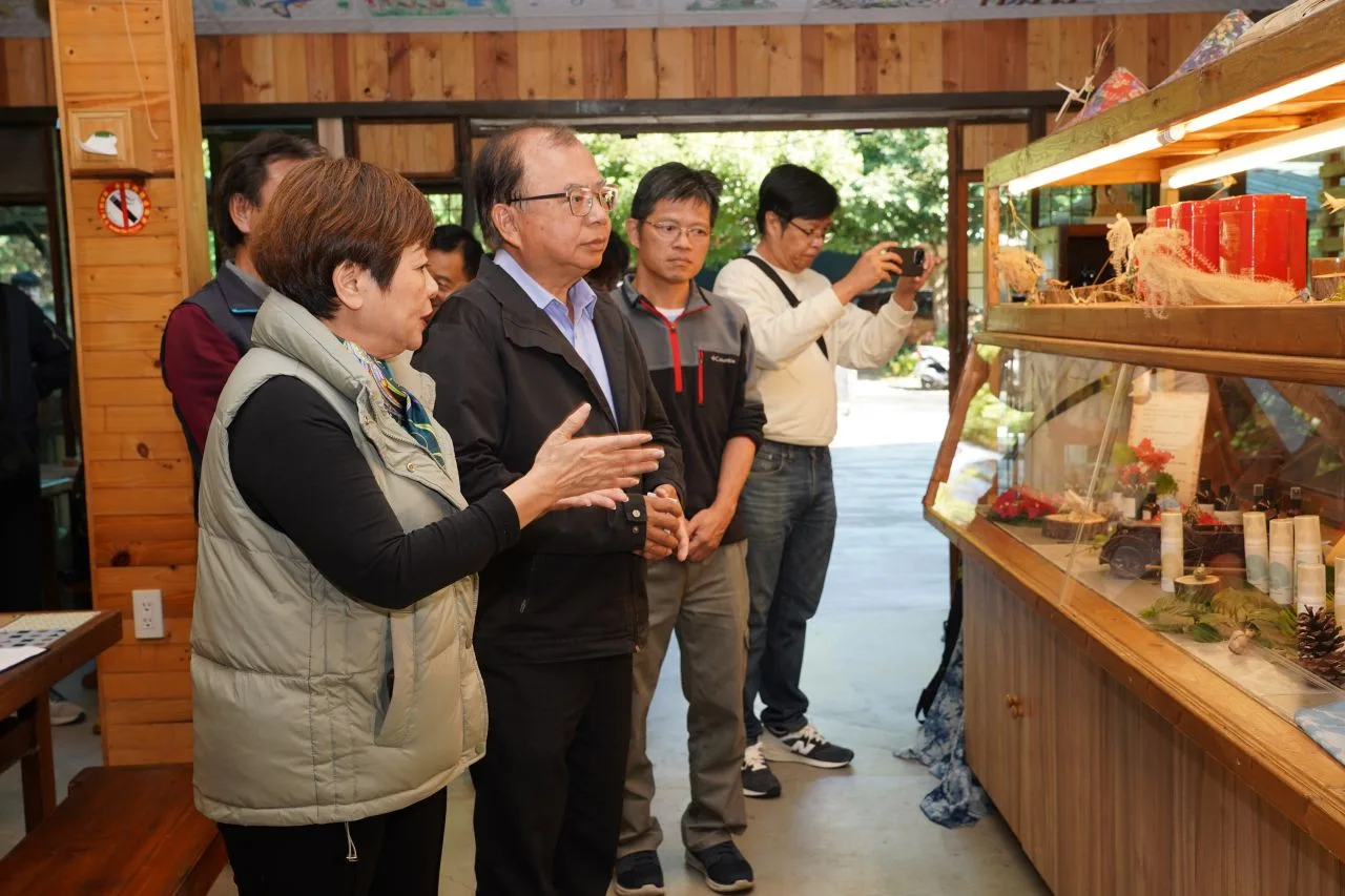 參山處10日赴新竹峨眉十二寮「時光村」創新農村，輔導品牌業者。參山處提供