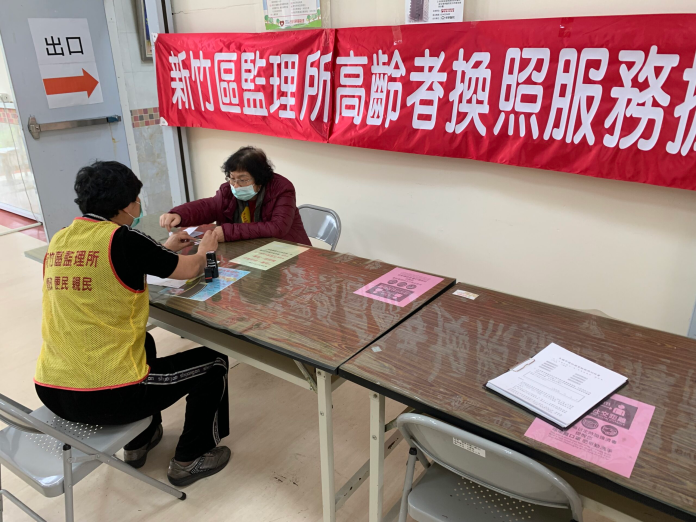即日起至苗栗、桃園、新竹監理站繳回高齡駕照並完成註銷，可獲100元全聯禮券。中壢監理站提供
