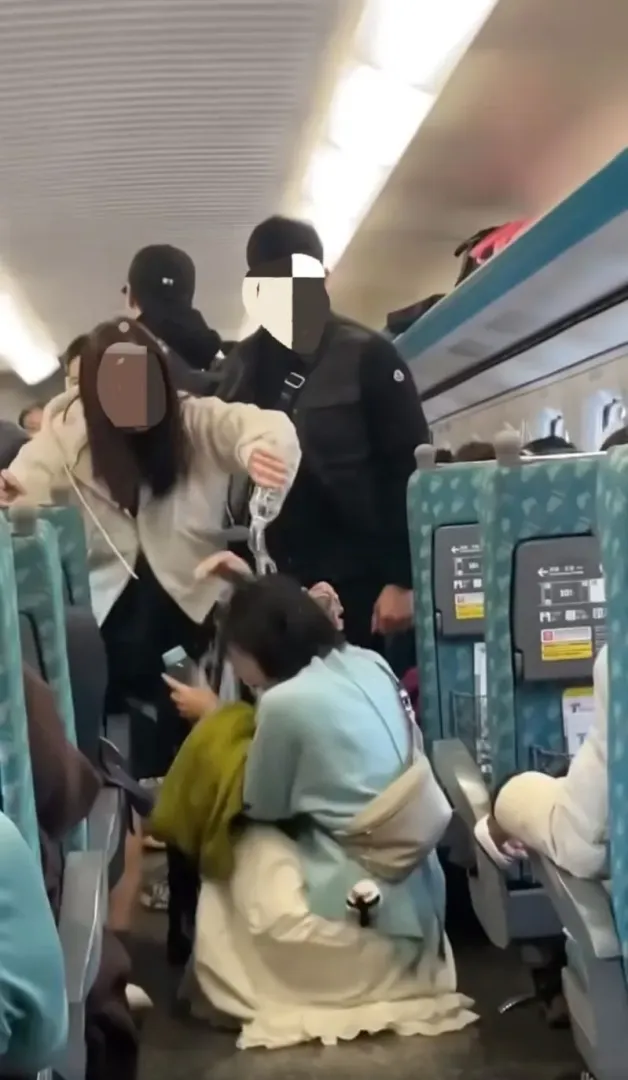 高鐵8日出現搶位事件，一名藍衣女子疑似潑水在男童頭上，男童母憤而回擊，也用礦泉水倒在女子頭上。 翻攝自社群媒體Threads