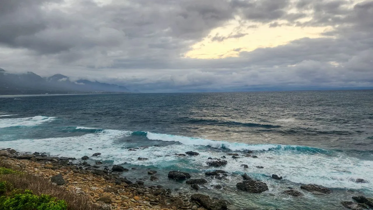 氣象署表示，台東縣加路蘭遊憩區可見日出於綠島，圖為加路蘭遊憩區。洪俊傑攝（示意圖）
