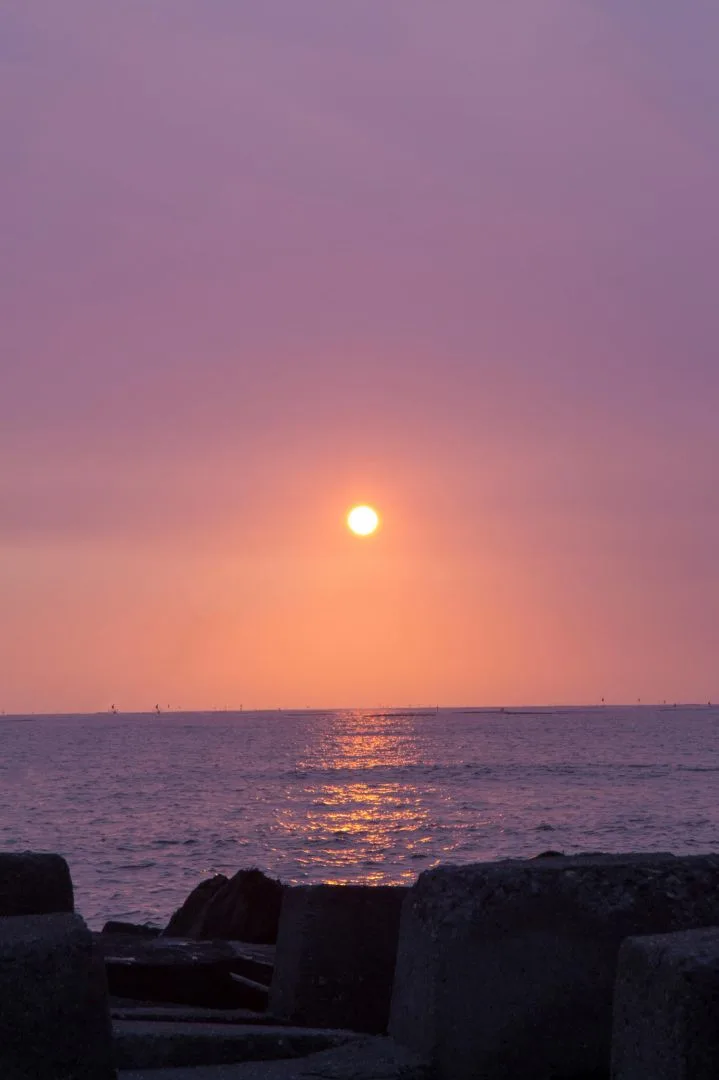 2024年本島最晚日落在台南，圖為台南觀夕平台（日落示意圖）。洪俊傑攝