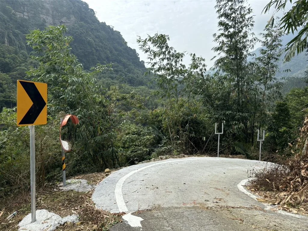 嘉義縣山區近來陸續有道路標誌反光牌及方向導引牌不翼而飛。嘉義縣警察局中埔分局提供
