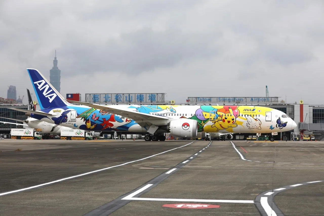 全日空（ANA）慶祝台日航線開航30週年紀念儀式，派皮卡丘彩繪機執飛HN852航班。翻攝台北松山機場FB