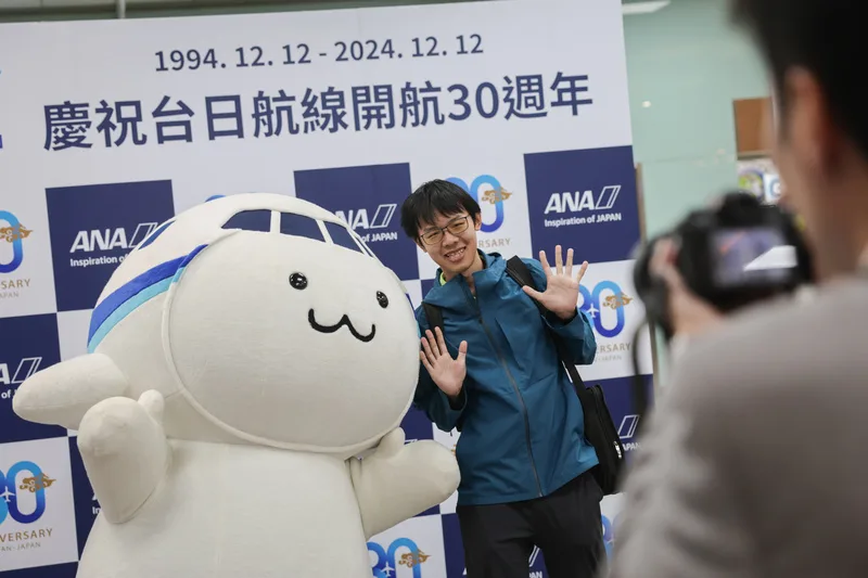 全日空慶台日開航30年／吉祥物Soracchi首訪台　旅客搶拍