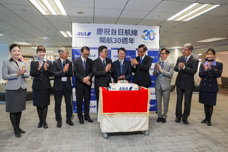 台灣交流協會副代表服部崇（右5）、台灣日本關係協會會長蘇嘉全（右4）等人出席，全日空慶祝開航活動。中央社