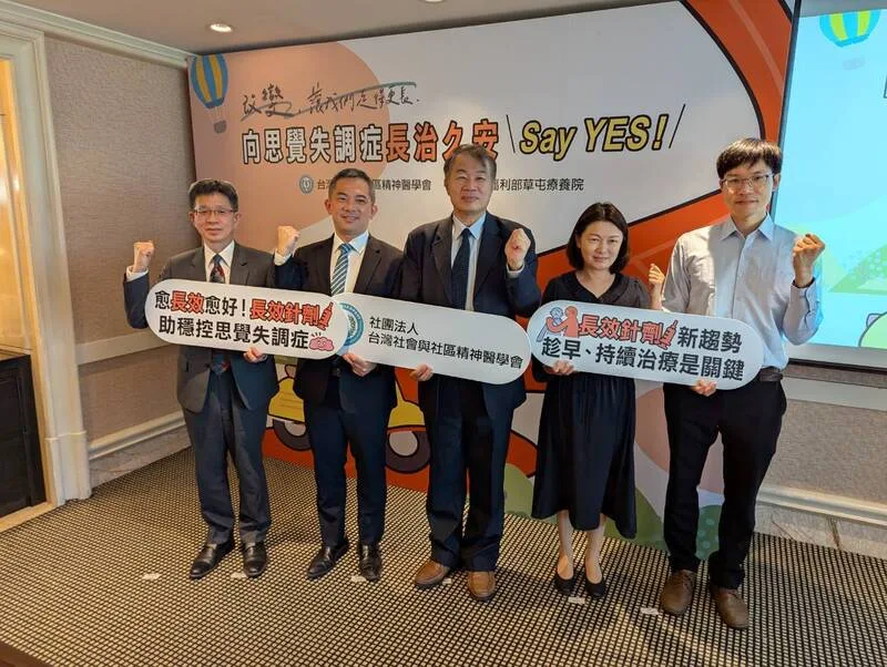 台灣社會與社區精神醫學會12日在台中召開衛教記者會，學會理事長歐陽文貞（中）表示，希望透過基層社區治療，造福更多思覺失調症服務個案。中央社