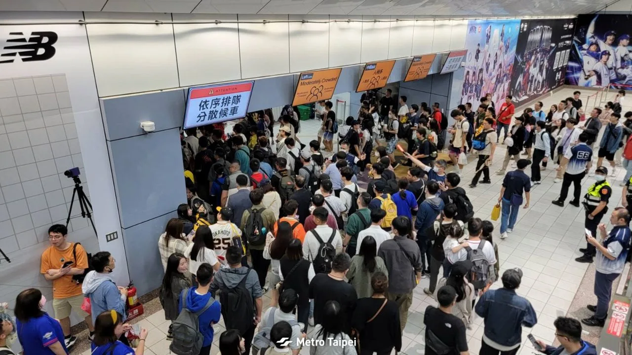 台北不只有跨年晚會，大巨蛋也有張惠妹演唱會，圖為大巨蛋散場人潮。翻攝自台北捷運 Metro Taipei 臉書