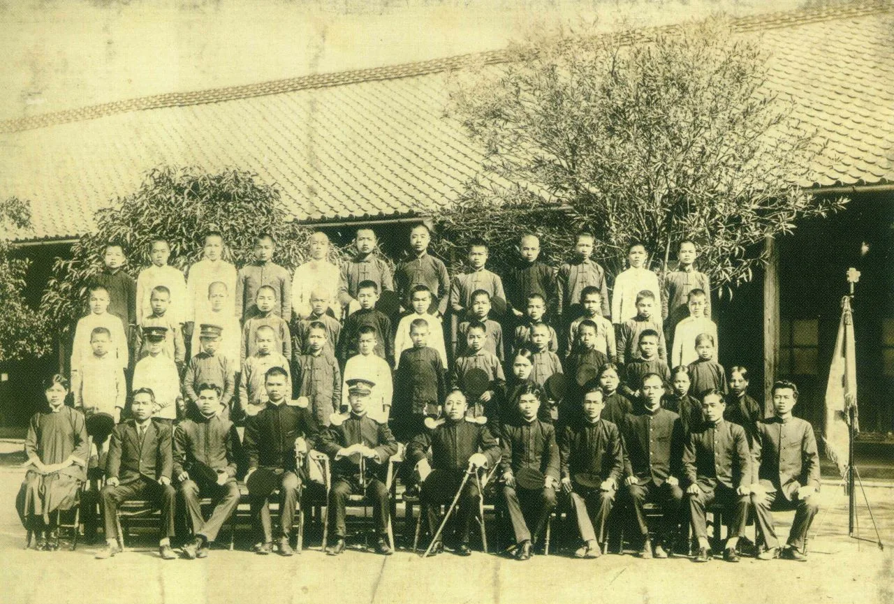 1924年吳濁流（前排左三）與四湖公學校畢業生合影。西湖國小提供