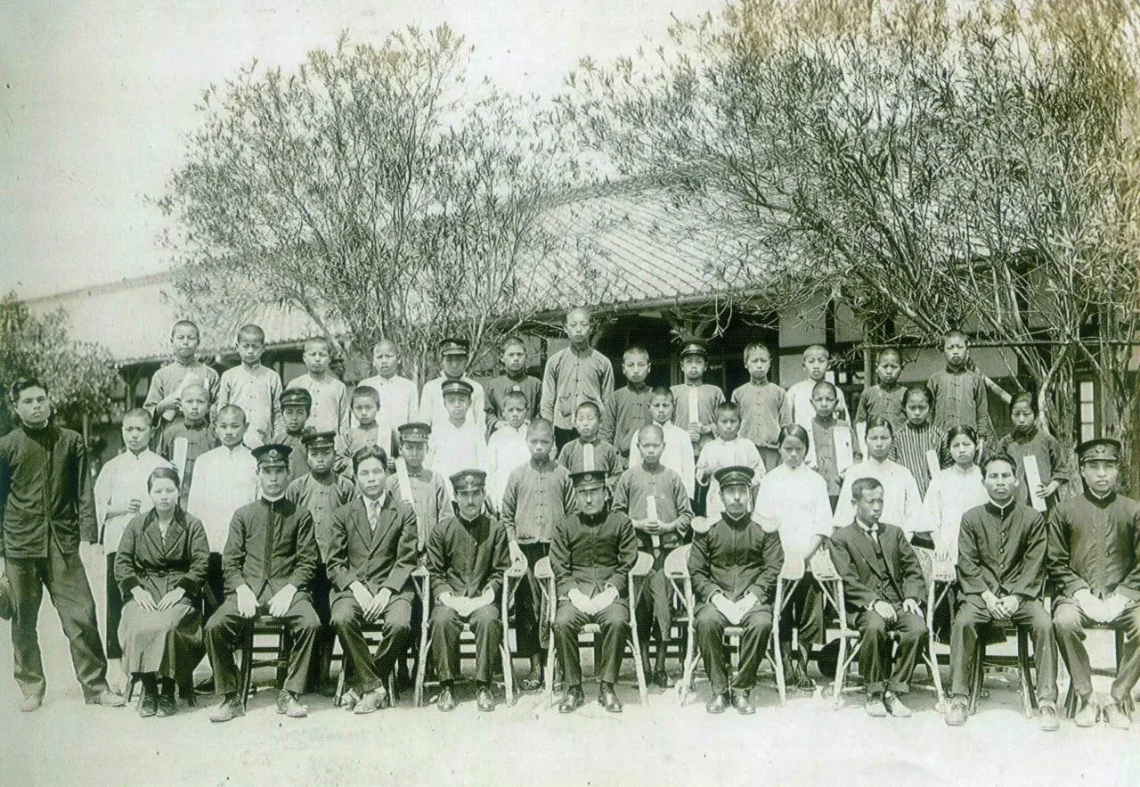 1928年吳濁流（左一）與四湖公學校畢業生合影。西湖國小提供