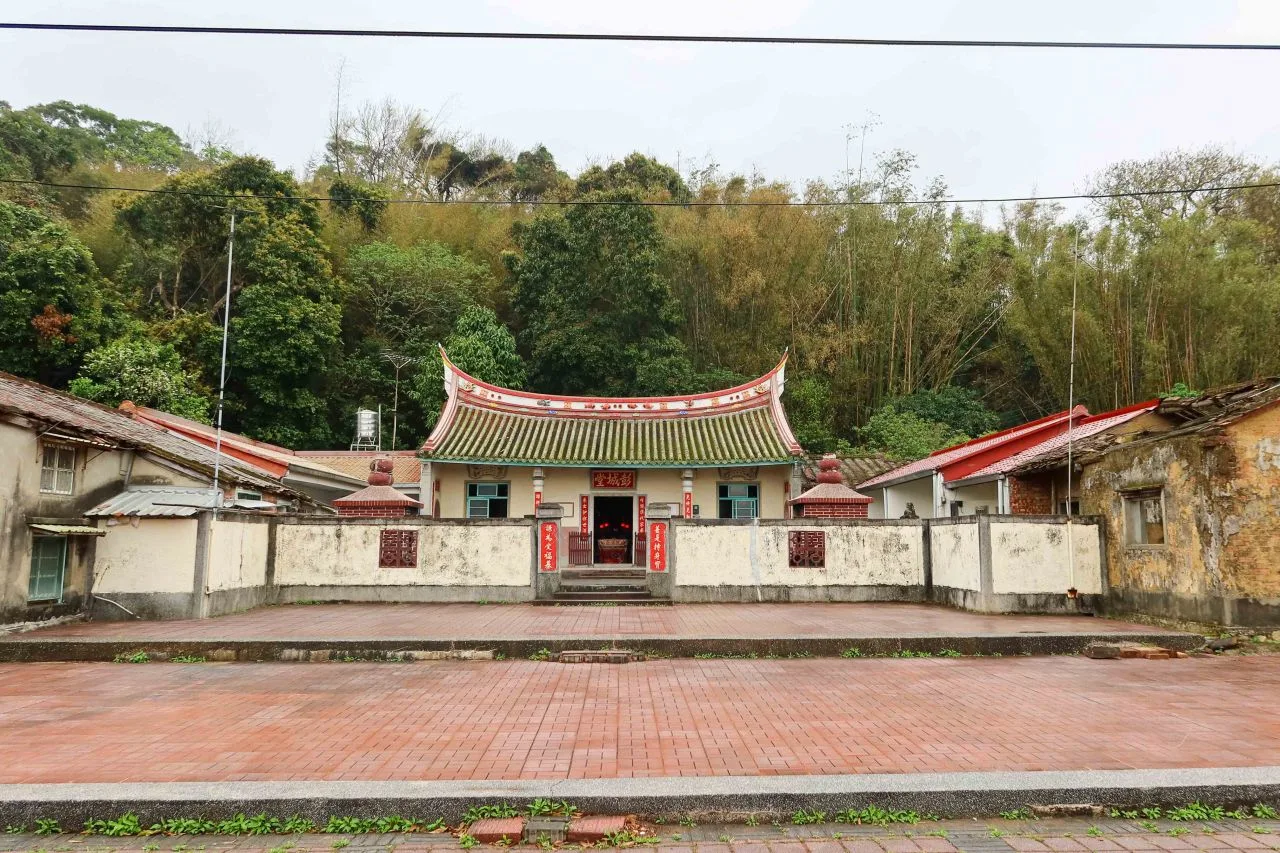 西湖鄉四湖村劉姓開基祖劉恩寬的孫子劉錫金創設「雲梯書院」，栽培子弟，後裔菁英輩出，是苗栗縣產醫師的搖籃，並有多人旅日。圖為劉恩寬宗祠。何來美攝