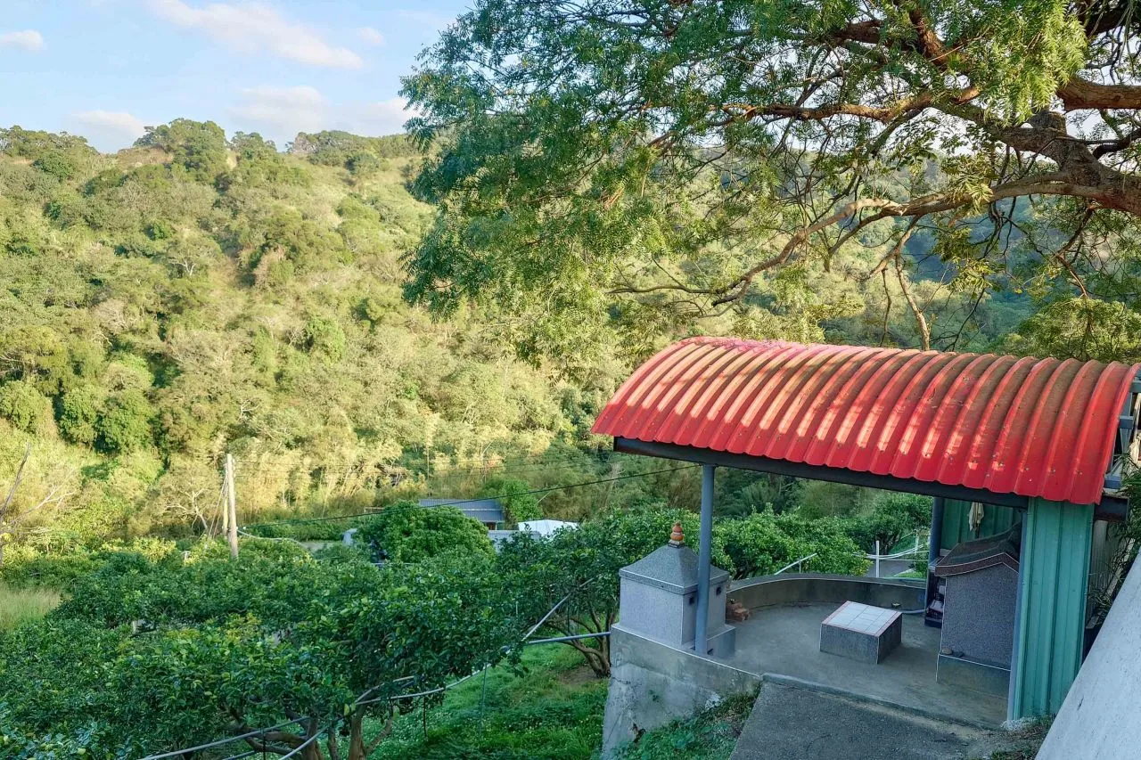 西湖鄉鴨母坑雷公崁是吳濁流與村姑夜遊留下的「文學地景」，位於聯合大學八甲校區正後山，有座土地公廟可歇息，非常幽靜。何來美攝