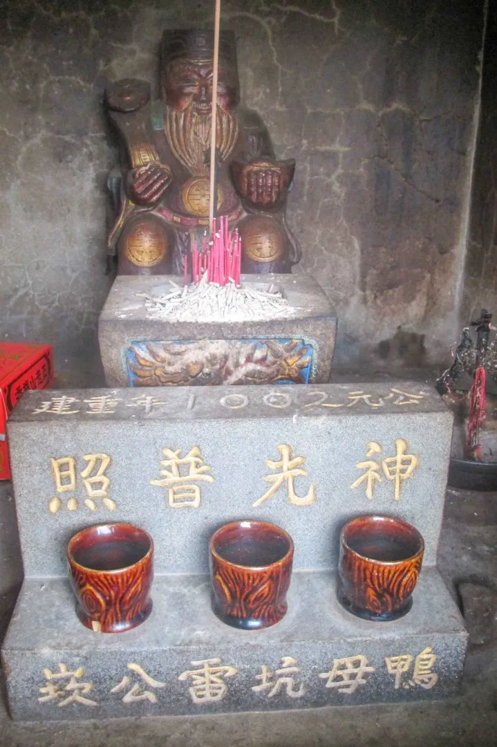 鴨母坑雷公崁土地公廟的伯公。何來美攝