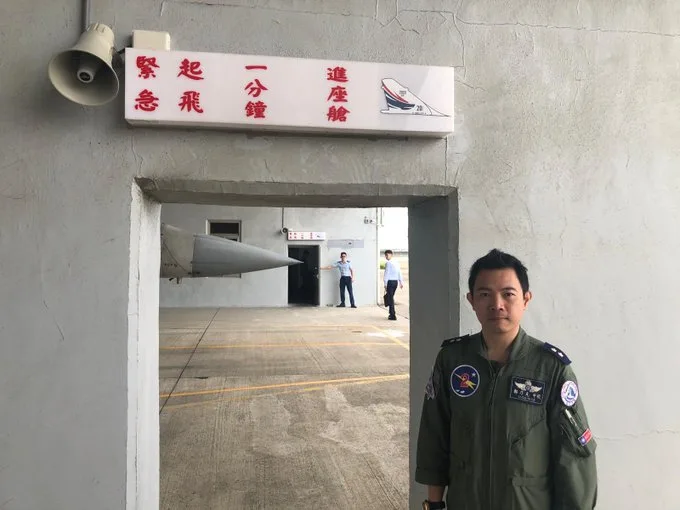 法國快訊週刊記者普呂耶特深入國軍,報導台灣抗中備戰,榮獲今年法國外交媒體獎。圖為新竹空軍基地,翻攝自X (twitter) Cyrille Pluyette