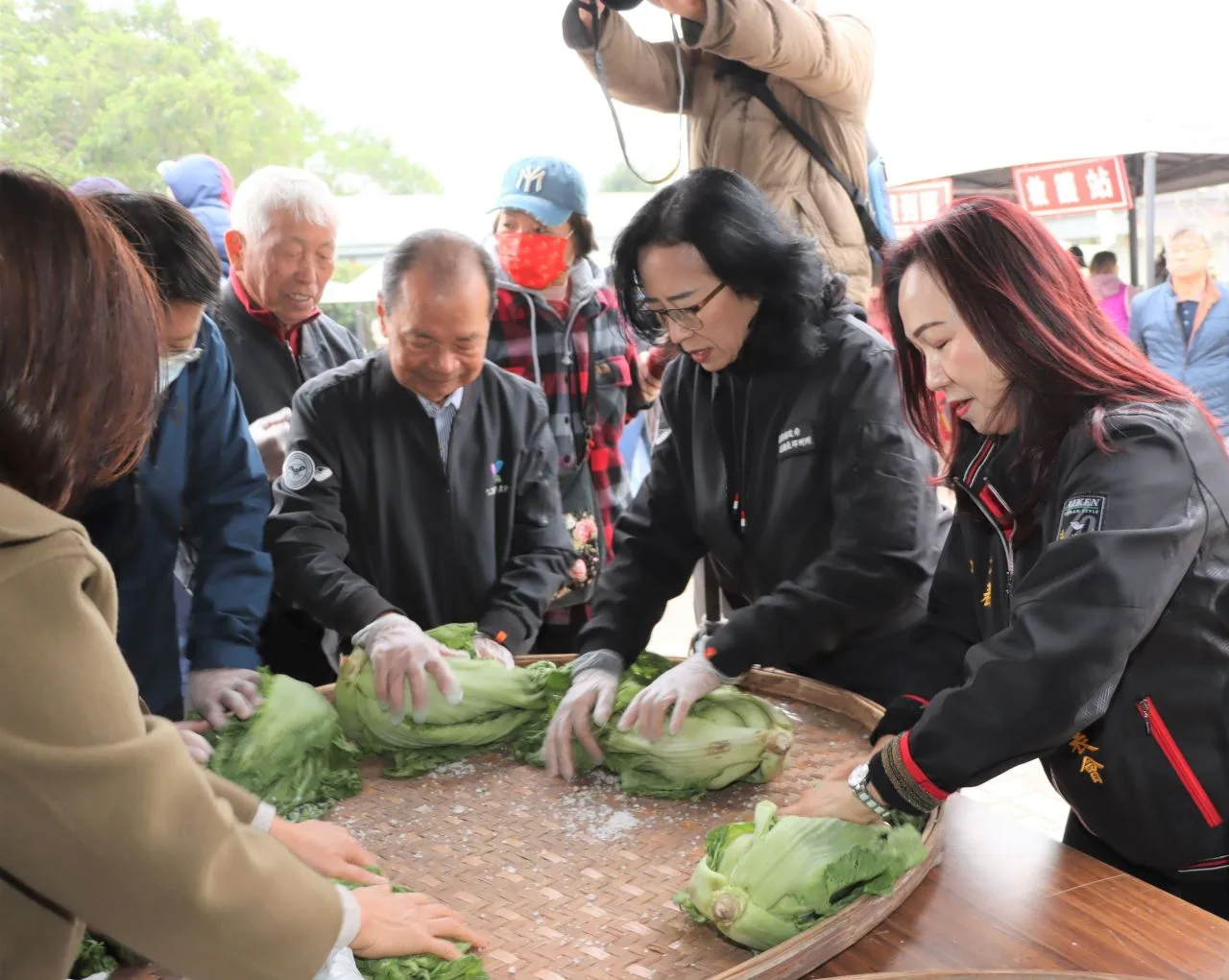 芥菜加鹽揉,可以製成酸菜。苗縣府提供