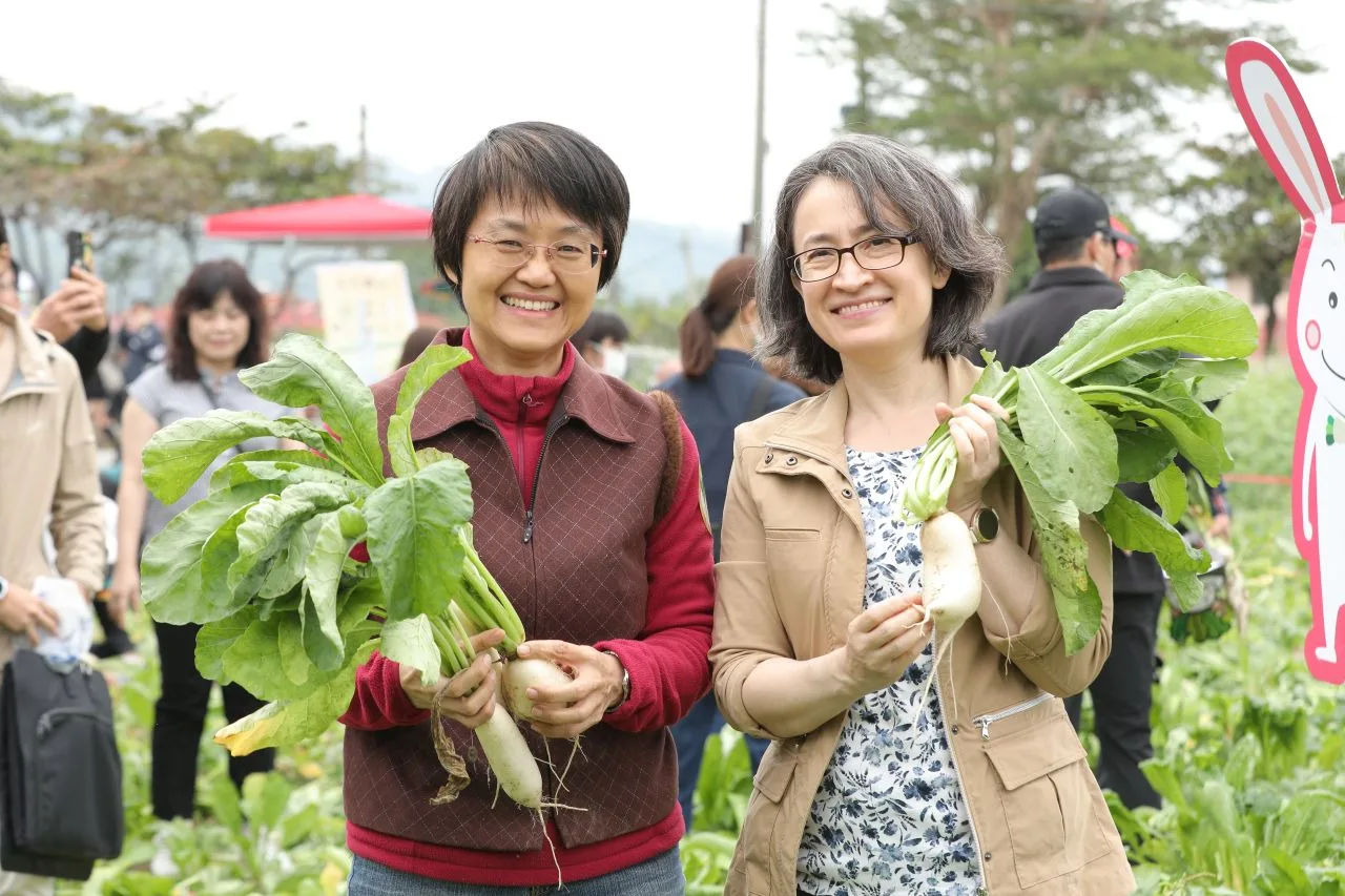 副總統蕭美琴（右）與客委員主委古秀妃（左）共下挷蘿蔔，支持台灣農產業。客委會提供
