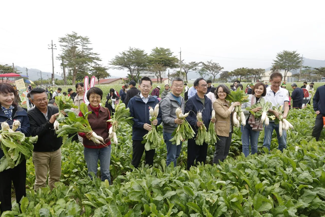 客委會主委古秀妃（左3）偕副總統蕭美琴（右3）等貴賓，下田體演拔蘿蔔。客委會提供
