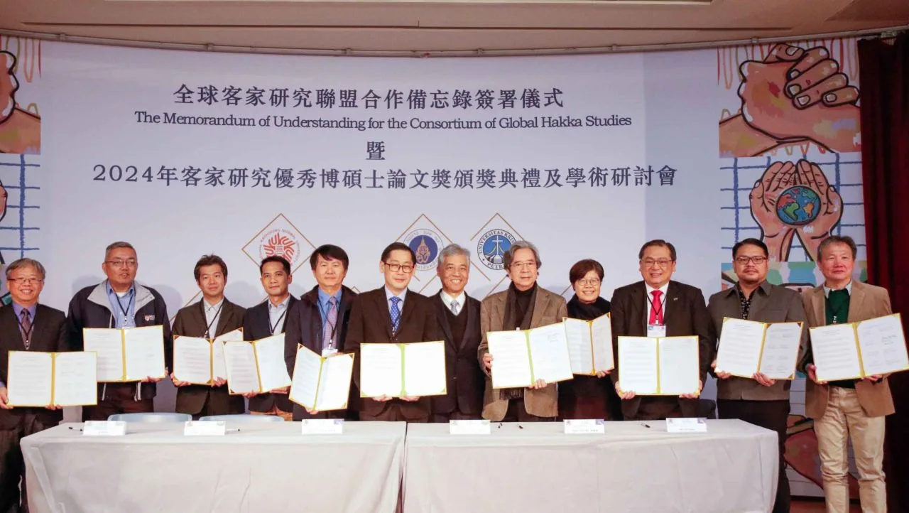 全球客家研究聯盟合作備忘錄續約簽署儀式大合照。中央大學提供