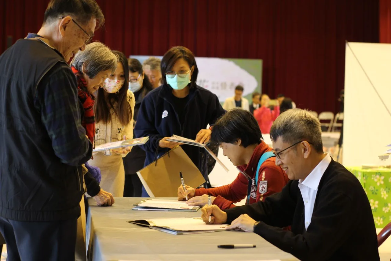 楠西的梅花繪本發表活動，作者鄭丞鈞（右1）、繪者孫心瑜（右2）現場也為讀者簽書。台南客委會提供