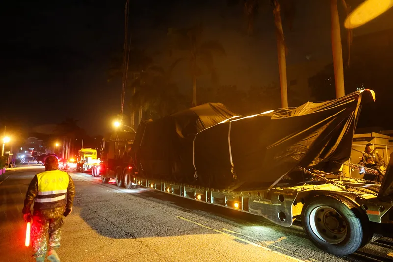 台灣向美國採購108輛M1A2T戰車,首批轉運至新竹的裝甲兵訓練指揮部。中央社