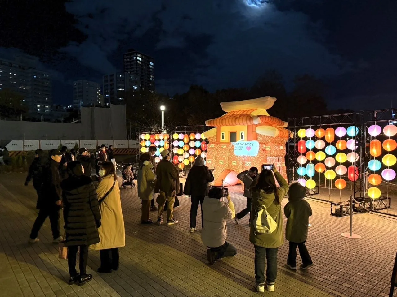台南市參加日本「大阪．光之饗宴」，主燈「西門君」為Q版古蹟小西門（靖波門）化身。台南市政府提供