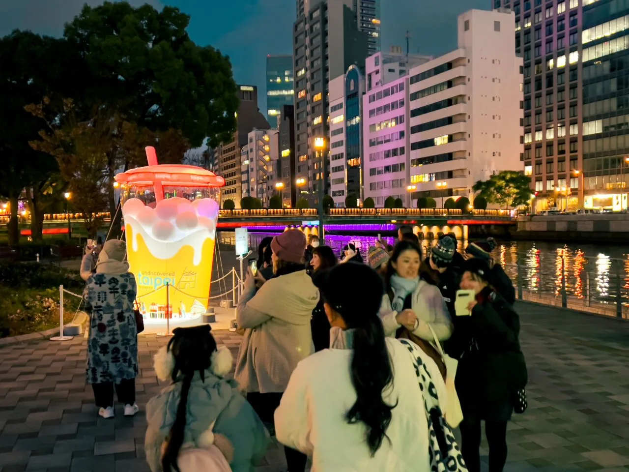 可愛的珍珠奶茶燈組，讓許多日本民眾回憶起到台灣旅遊的美好時光。台北市政府提供