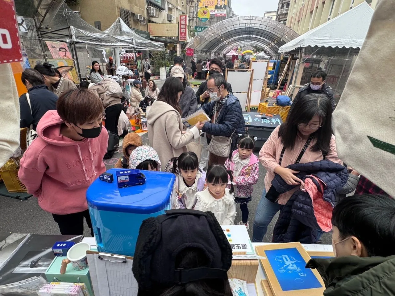 大聲講客語、扭蛋送給你活動，吸引許多小朋友聚集。客傳會公服部