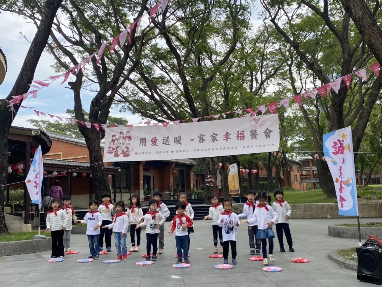 高雄市客委會舉辦，客家幸福餐會，火焔蟲非營利幼兒園開場表演。高市客委會提供
