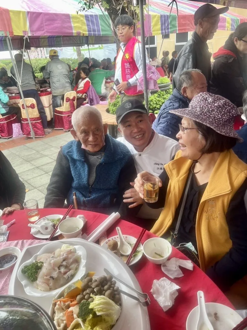 高雄市客委會舉辦，客家幸福餐會，席開30桌。主廚也到餐桌旁與長輩寒暄。高市客委會提供